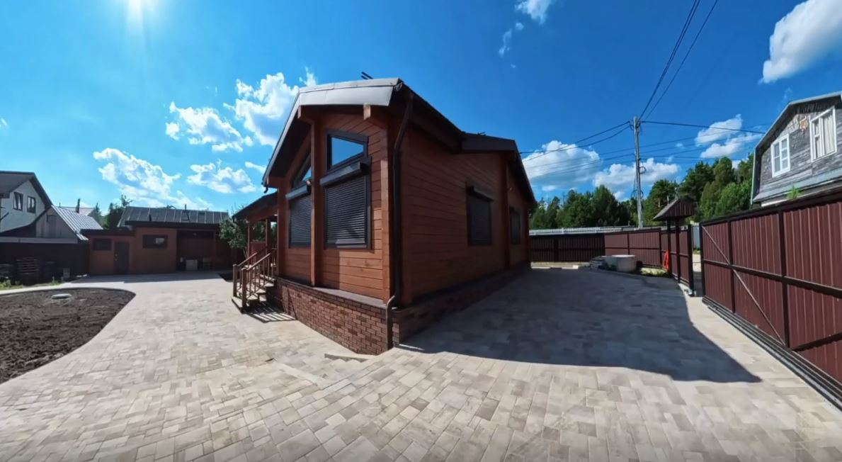 Дорожка вдоль деревянного дома